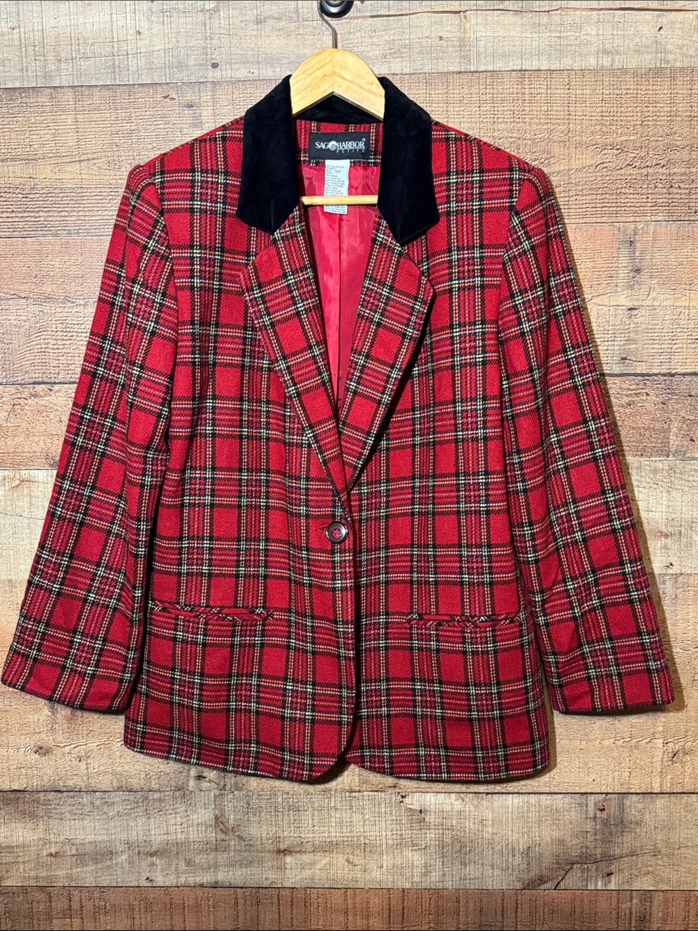 Vintage Sag Harbor Women’s 12P Red Plaid Blazer with Black Velvet Collar Classic